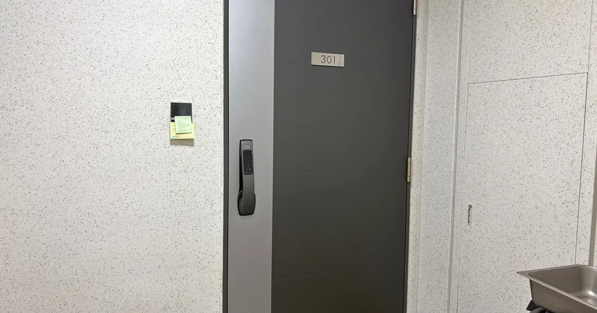 부천 빌라 현관문 힌지 소음을 점검하는 시공 현장 사진