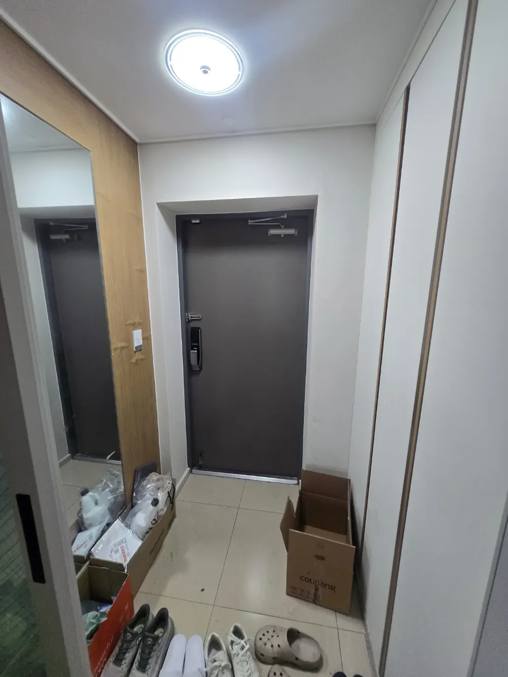 현관문 상단 도어클로저가 설치된 모습 시공 현장 사진