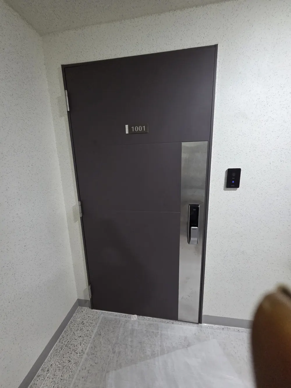 부평 다세대주택 현관문 상단 힌지를 교체하는 시공 현장 사진