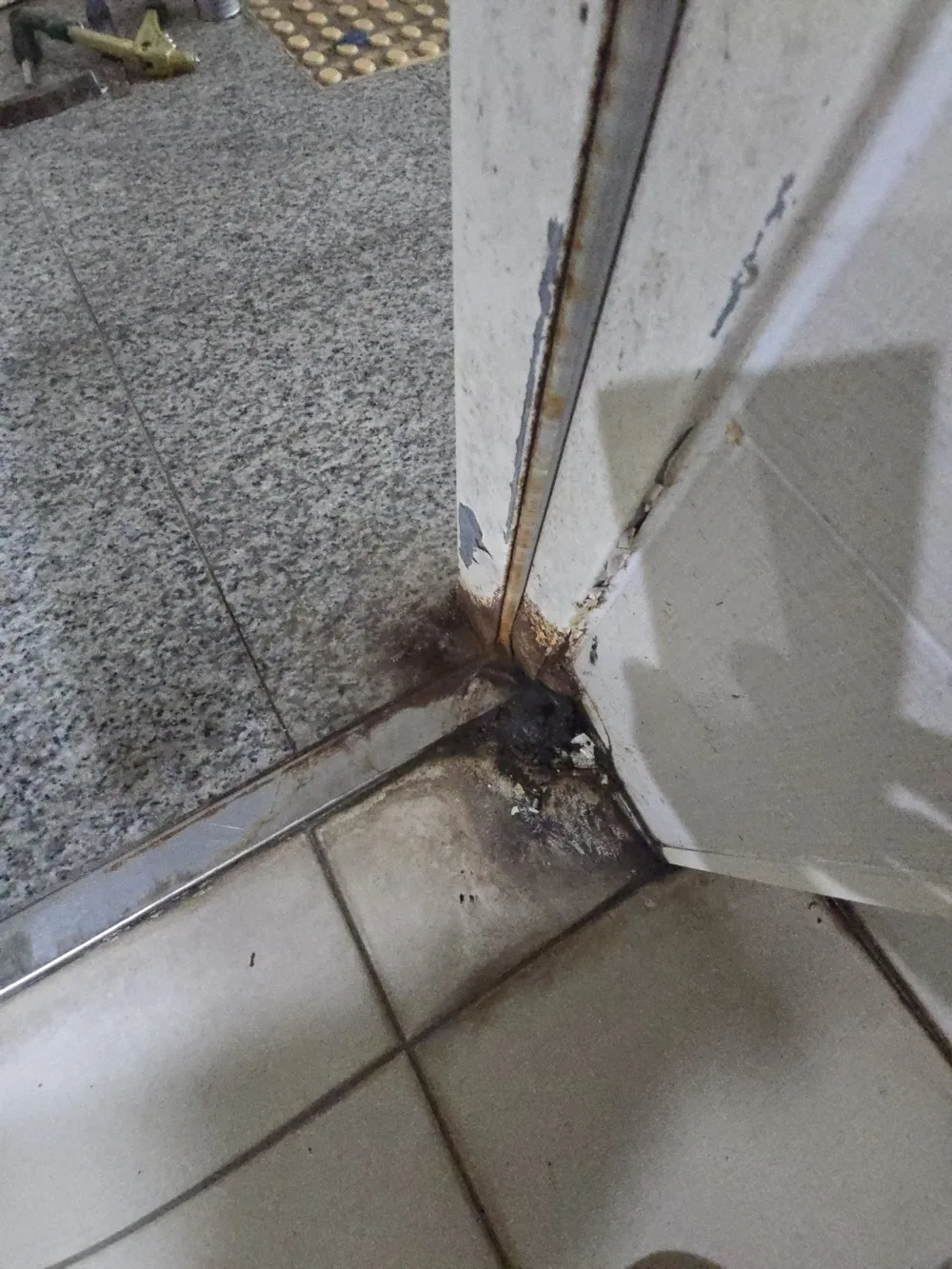 문 하단 일부만 처져 마모가 집중된 시공 현장 사진