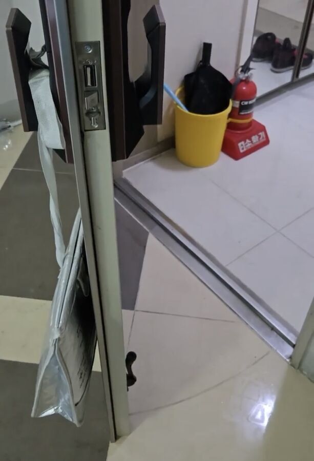 동탄현관문수리업체 수리 전 현관문 처짐 상태