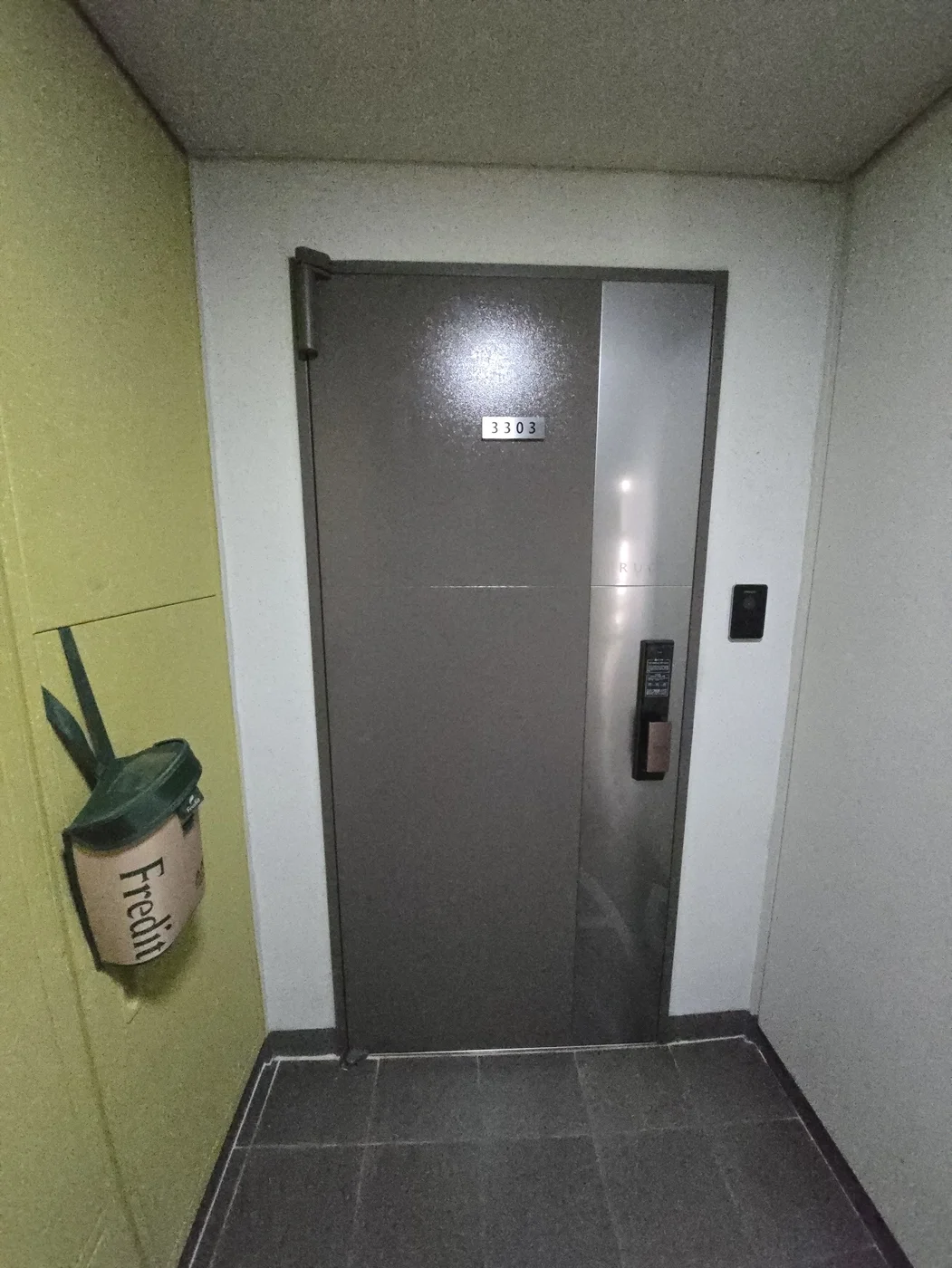 시흥현관문수리업체 경첩 조정 현장 사진